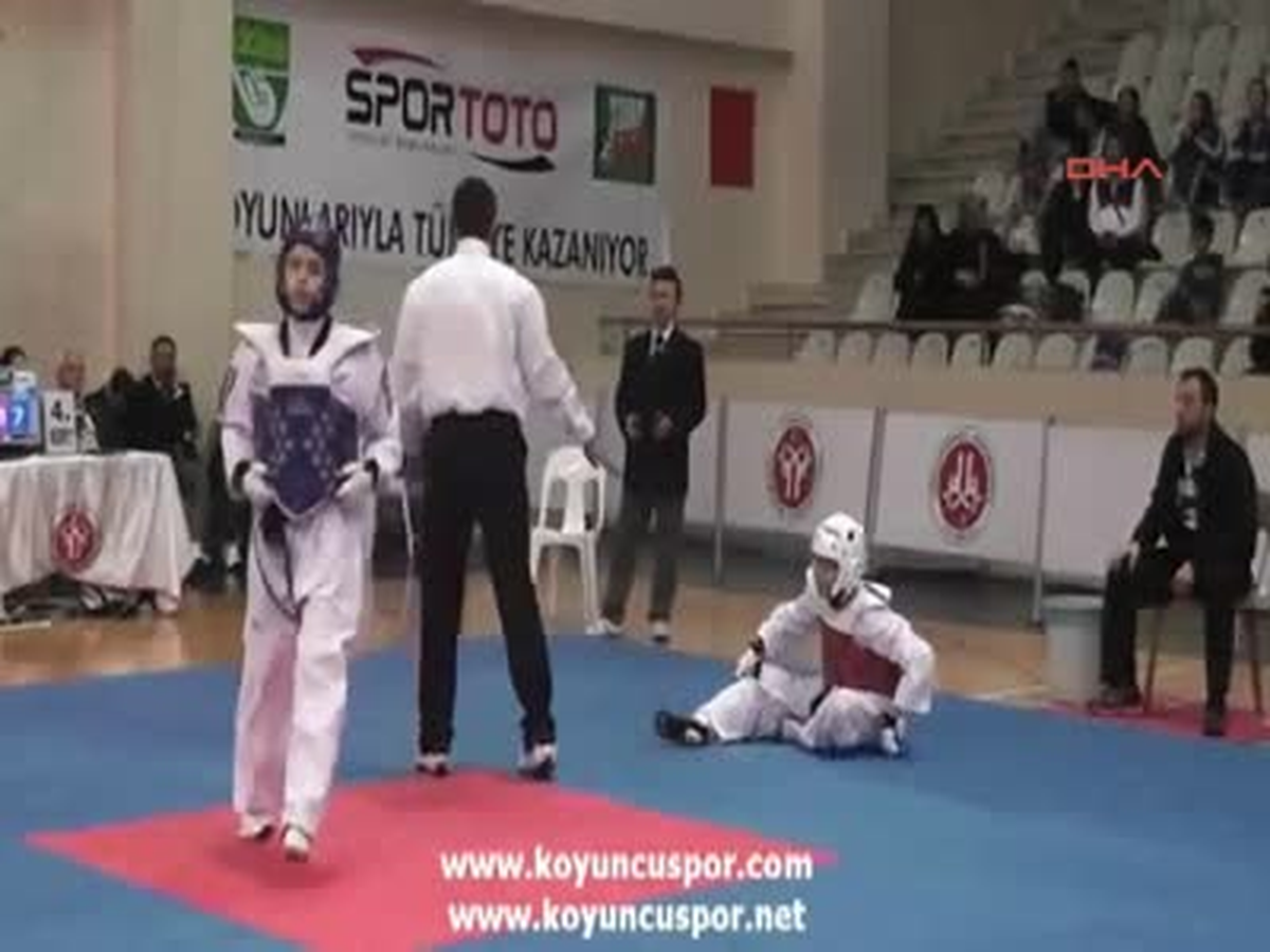 Türkiye Tekvando Şampiyonasında Antrenöre Hakem Dayağı