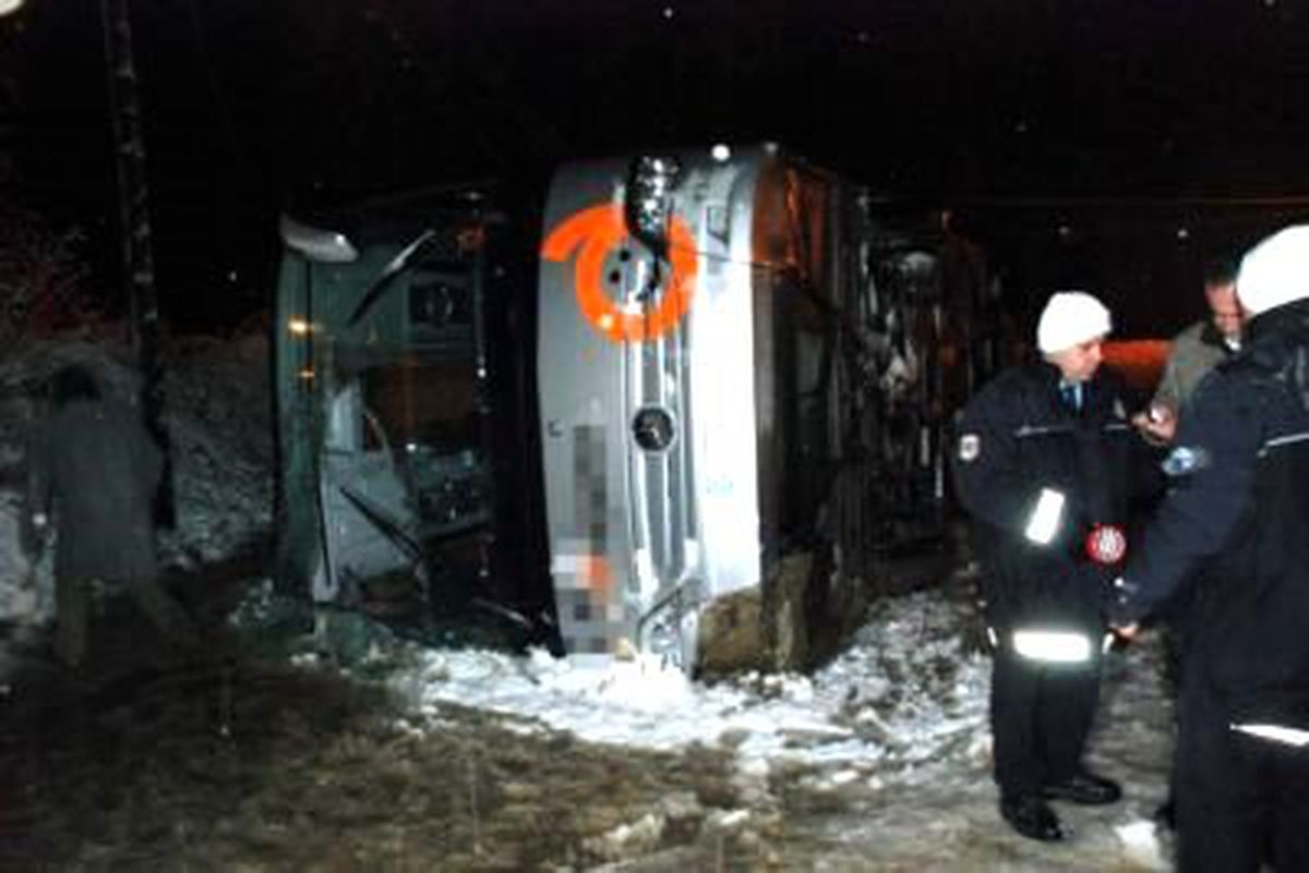 Yolcu Otobüsü Devrildi: 23 Yaralı