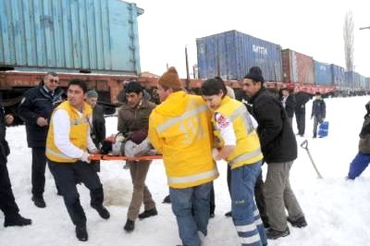 Yük Trenin Önüne Atladı, Yaralandı