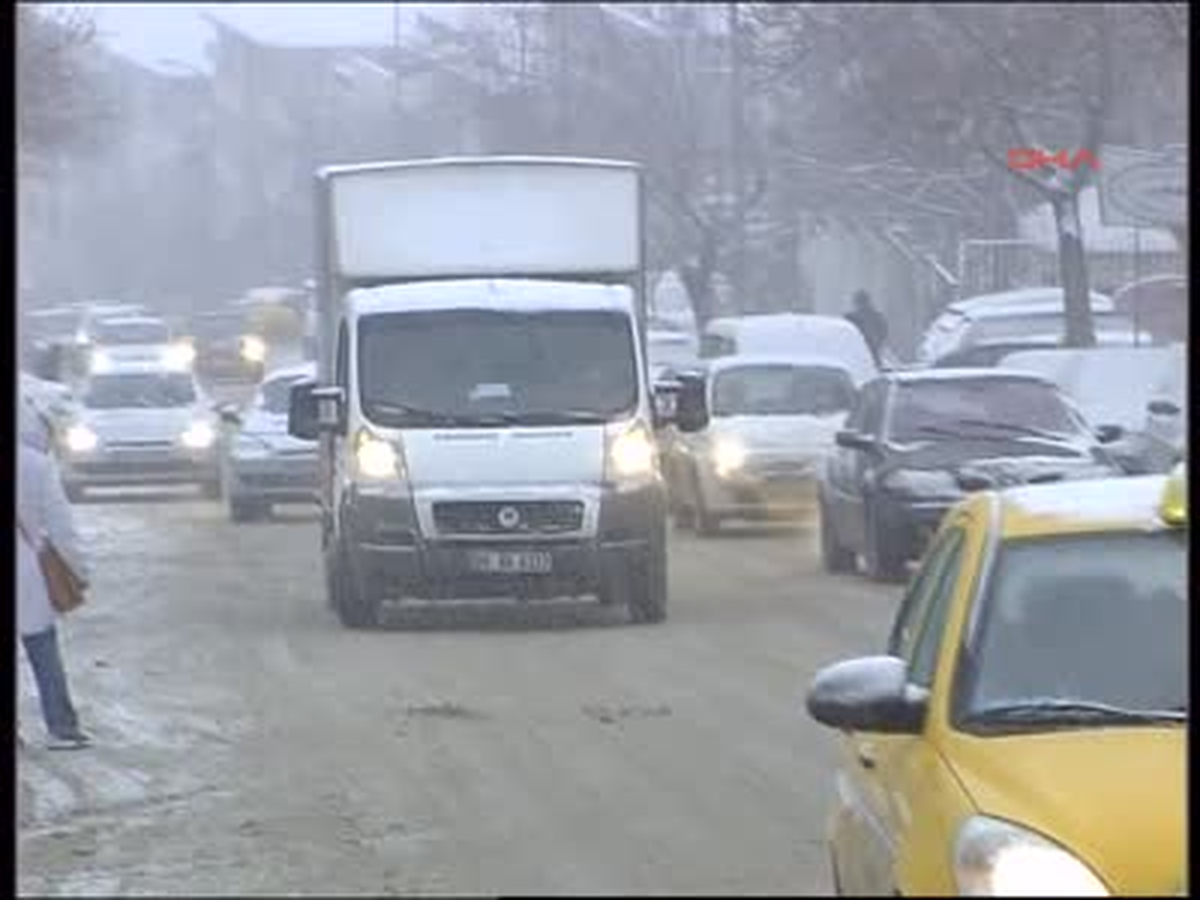 2 Kar Yağışı Nedeniyle Trafik Kilitlendi... Protokol Yolu'ndaki Kazalar Kameralara Böyle Yansıdı