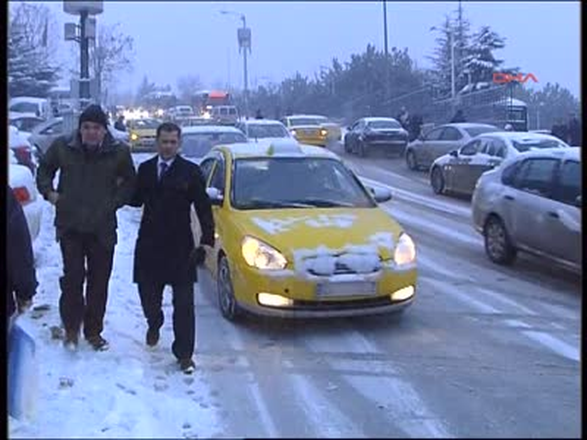 3 Kar Yağışı Nedeniyle Trafik Kilitlendi... Protokol Yolu'ndaki Kazalar Kameralara Böyle Yansıdı