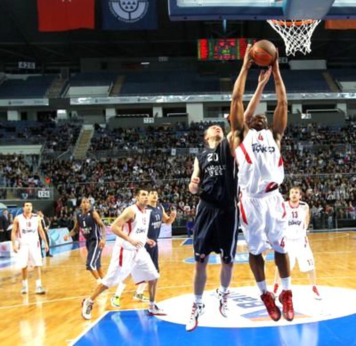 Anadolu Efes: 65 - Olympiakos: 67