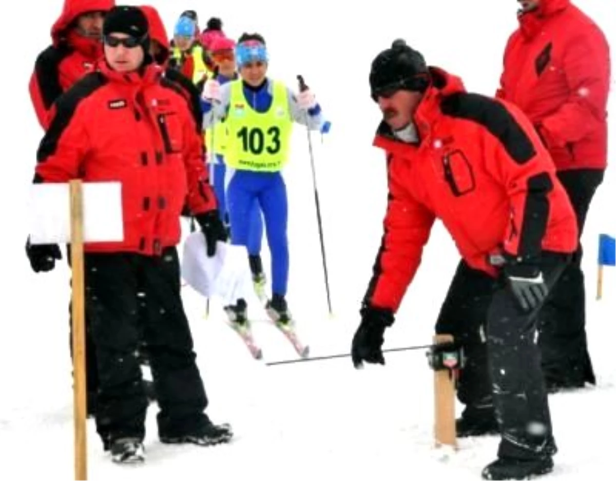 Bitlis\'te Tipi ve Fırtına Altında Kayak Yarışları Yapıldı