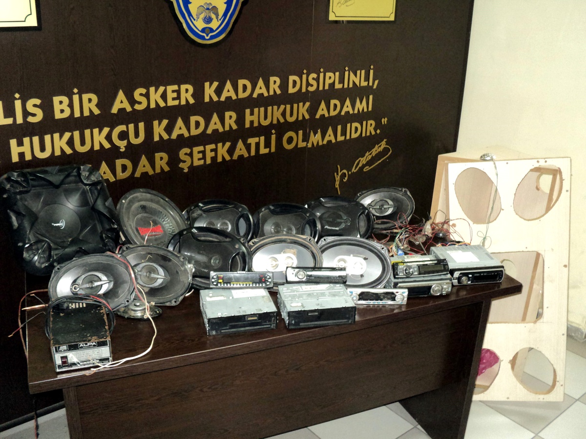 Çalıntı Oto Müzik Çalar Sistemleri Ele Geçirildi