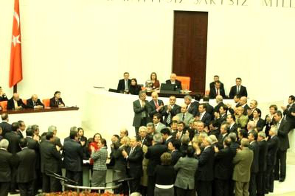 CHP'li Vekiller, Görüşmelere Alkışla Engel Oldu