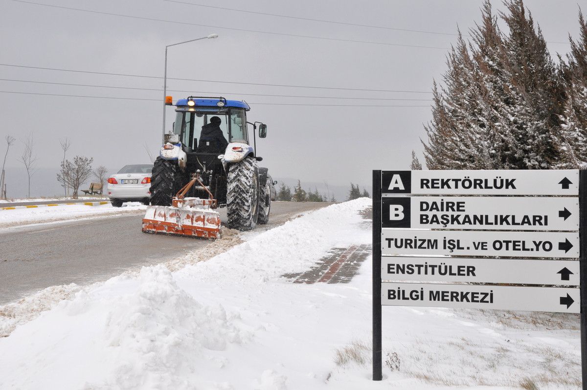 Çomü'de Kampüs Yollarında Kar Temizleme Çalışmaları Devam Ediyor