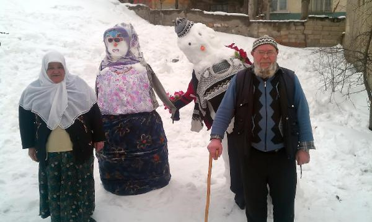 Dede ve Ninesinin Kardan Adamını Yaptı