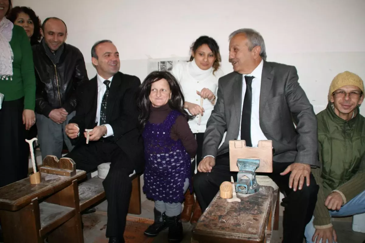 Devrek\'te Bedensel Engellilere Ahşap Boyama ve Vernikleme Kursu