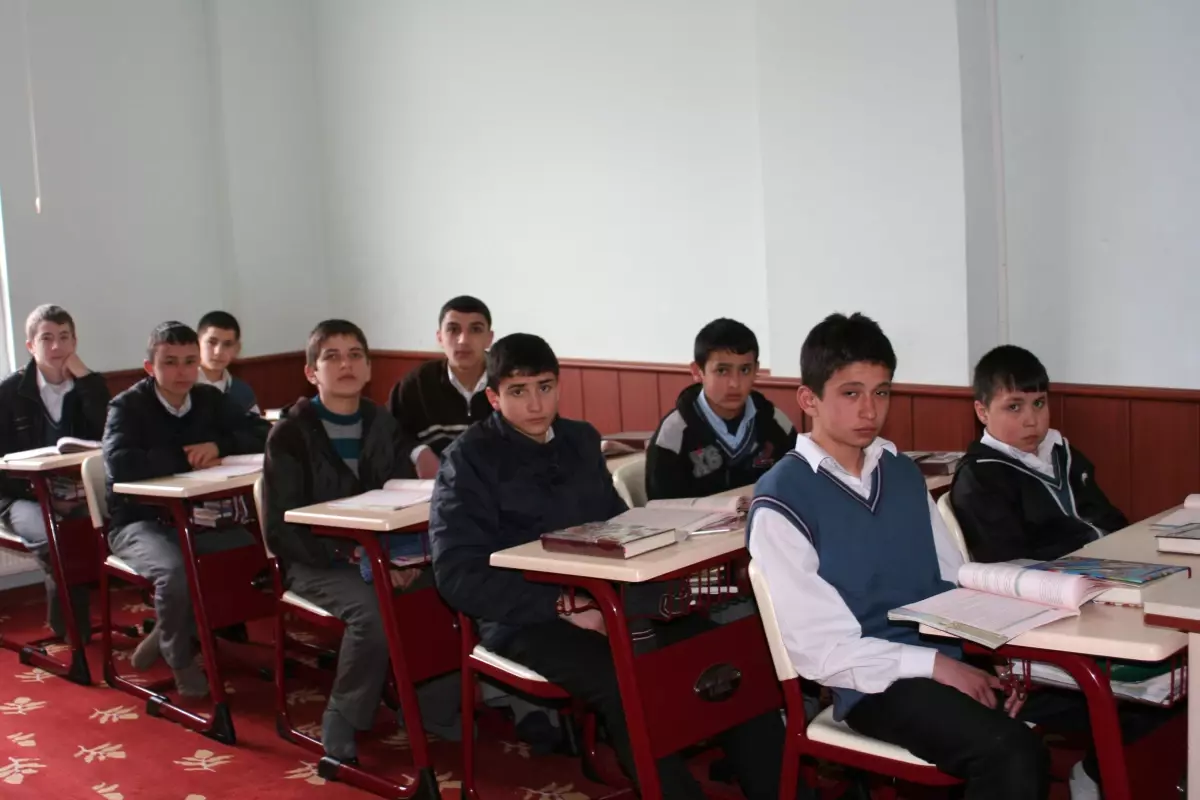 Diva-Sen\'den Öğrencilere Lcd Tv ve Giysi Yardımı