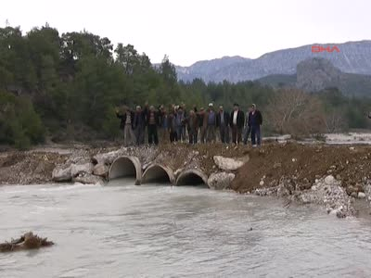 Serik'e Ulaşım Kesildi