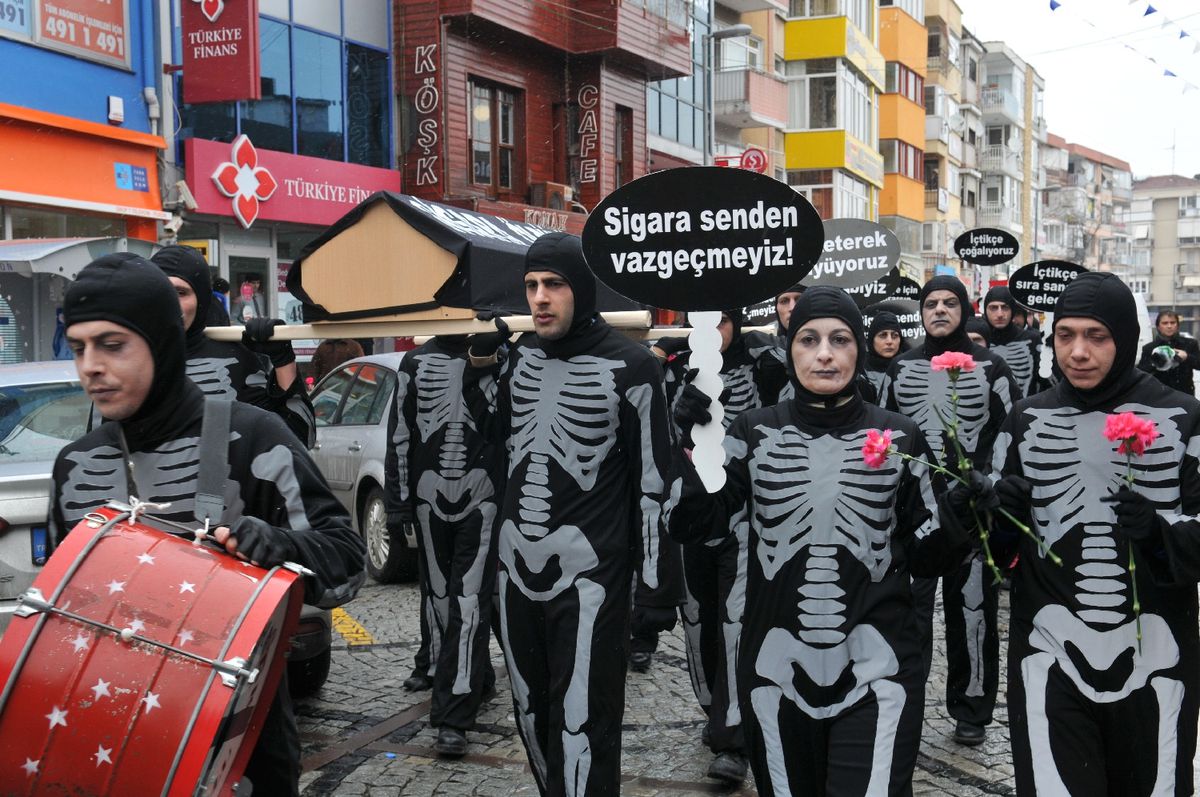 İskeletler Cadde ve Sokaklarda Yürüdü
