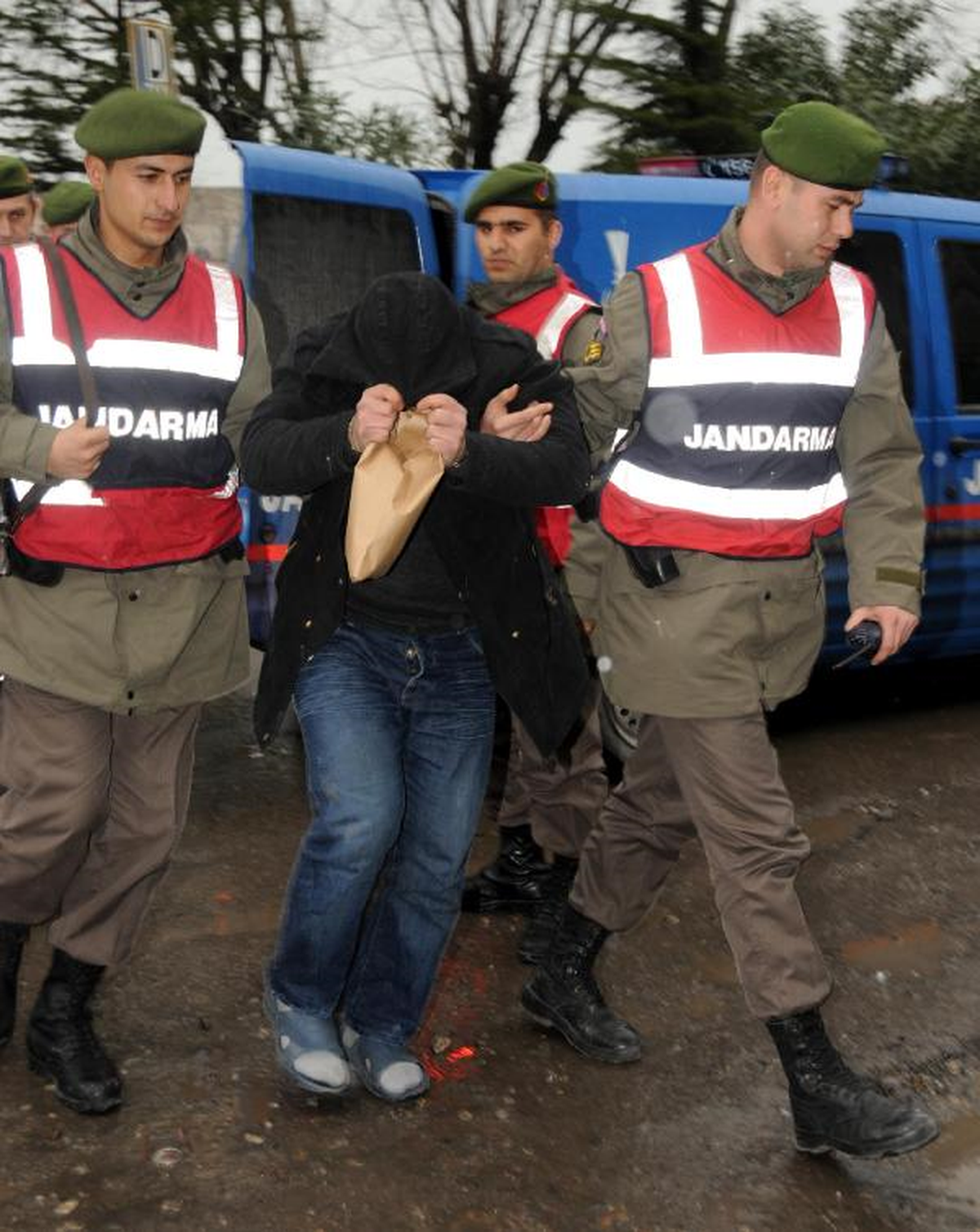 Kar Maskeli Soyguncular Güvenlik Kamerasında (2)