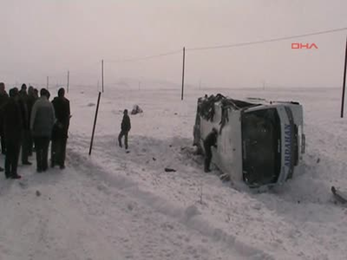 Kontrolden Çıkan Midibüs Yol Kenarına Savruldu: 12 Yaralı