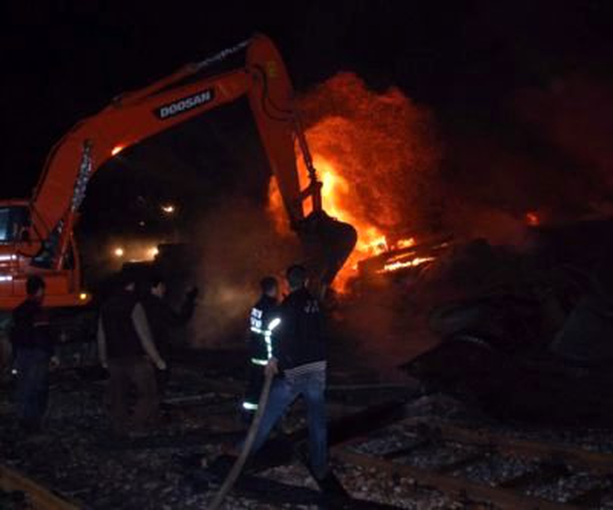 Manisa'da Tren İstasyonu Deposunda Yangın