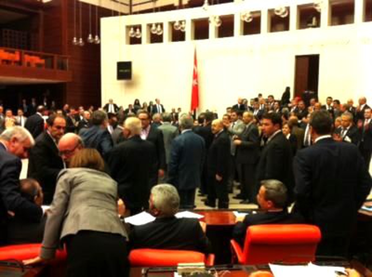 Meclis Genel Kurulu\'nda Büyük Arbede
