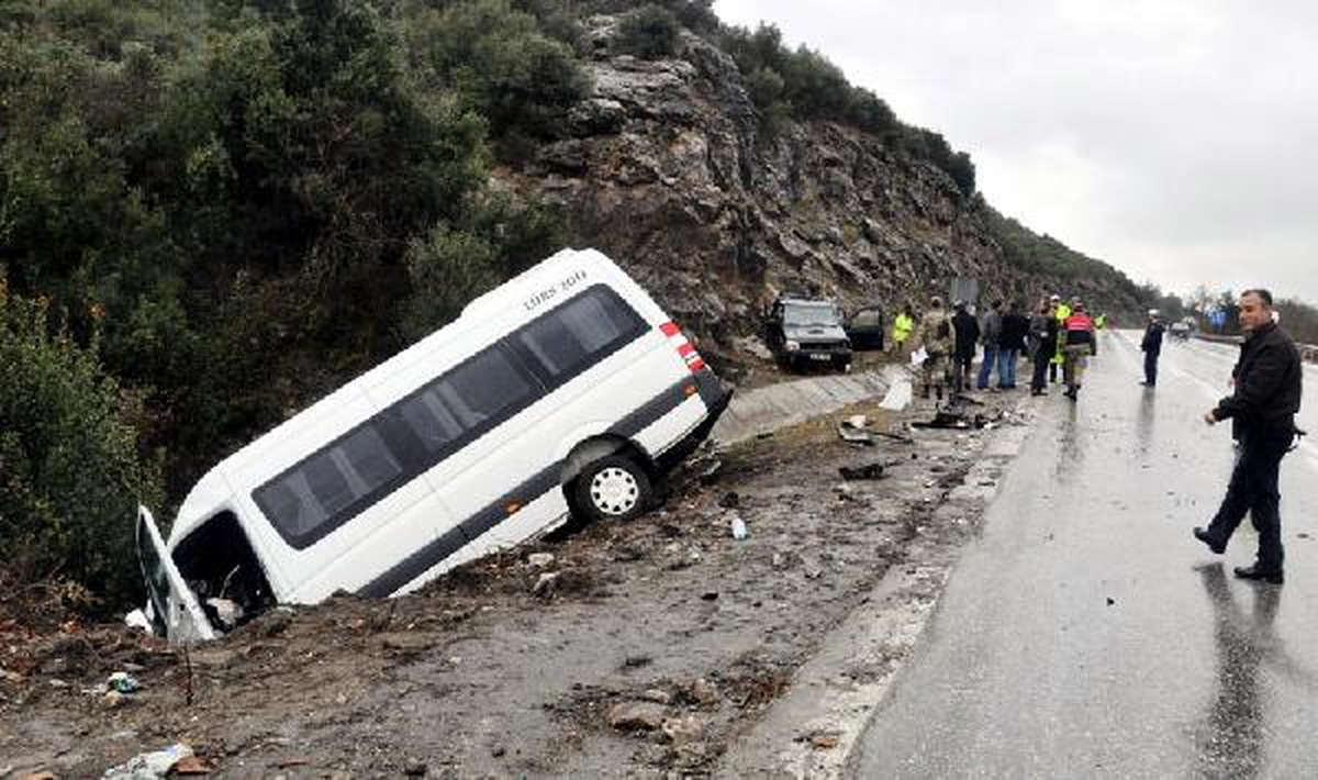 Minibüsle Kamyonet Çarpıştı; 1 Ölü, 9 Yaralı