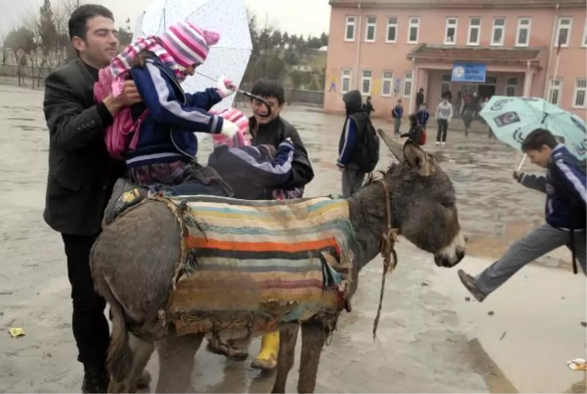 Öğrencilerin Okul Yolunda 'Çamur' Çilesi