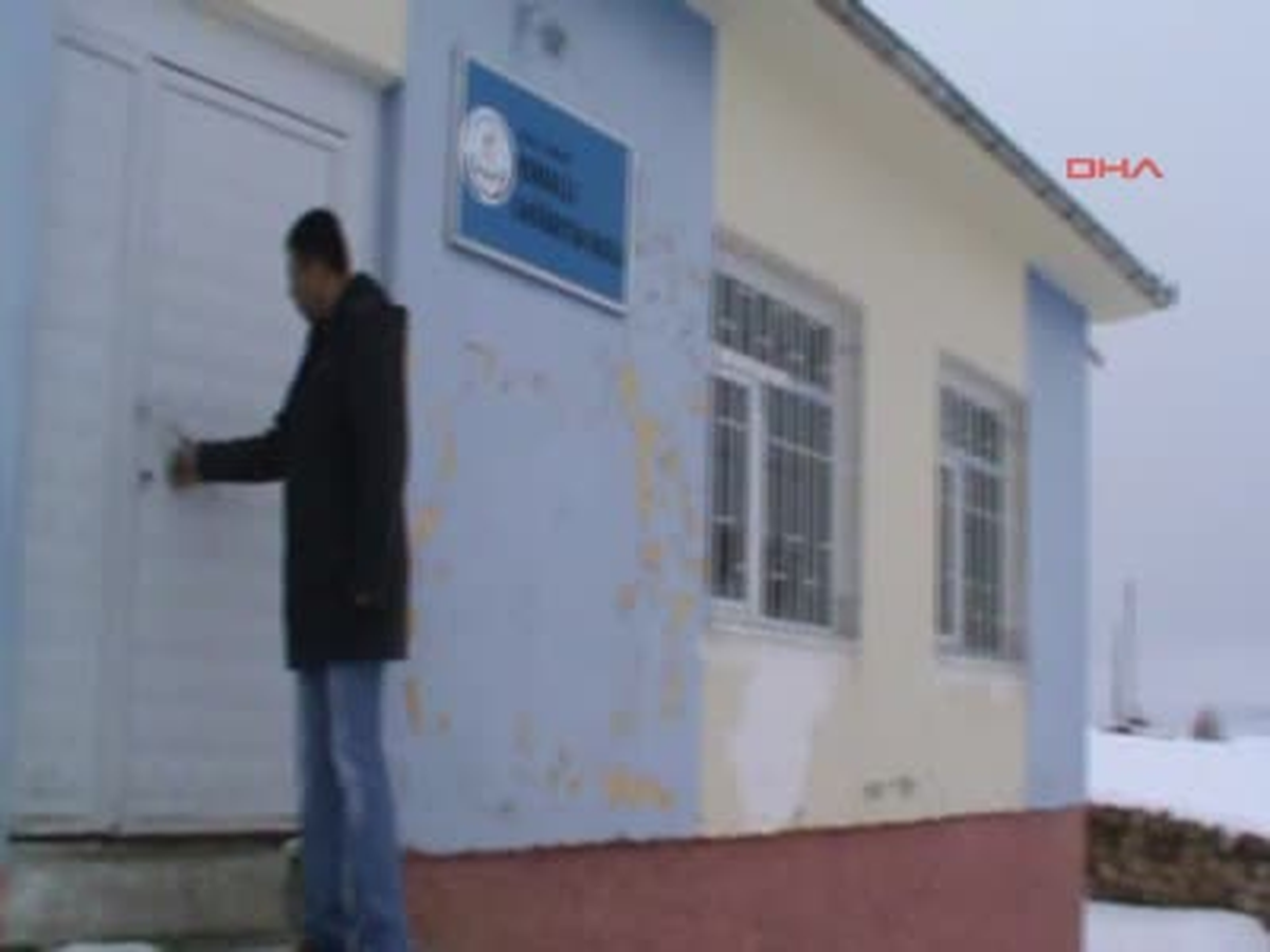 Okulun Tek Öğretmeni Raporlu, Öğrenciler Sömestr Tatilinde