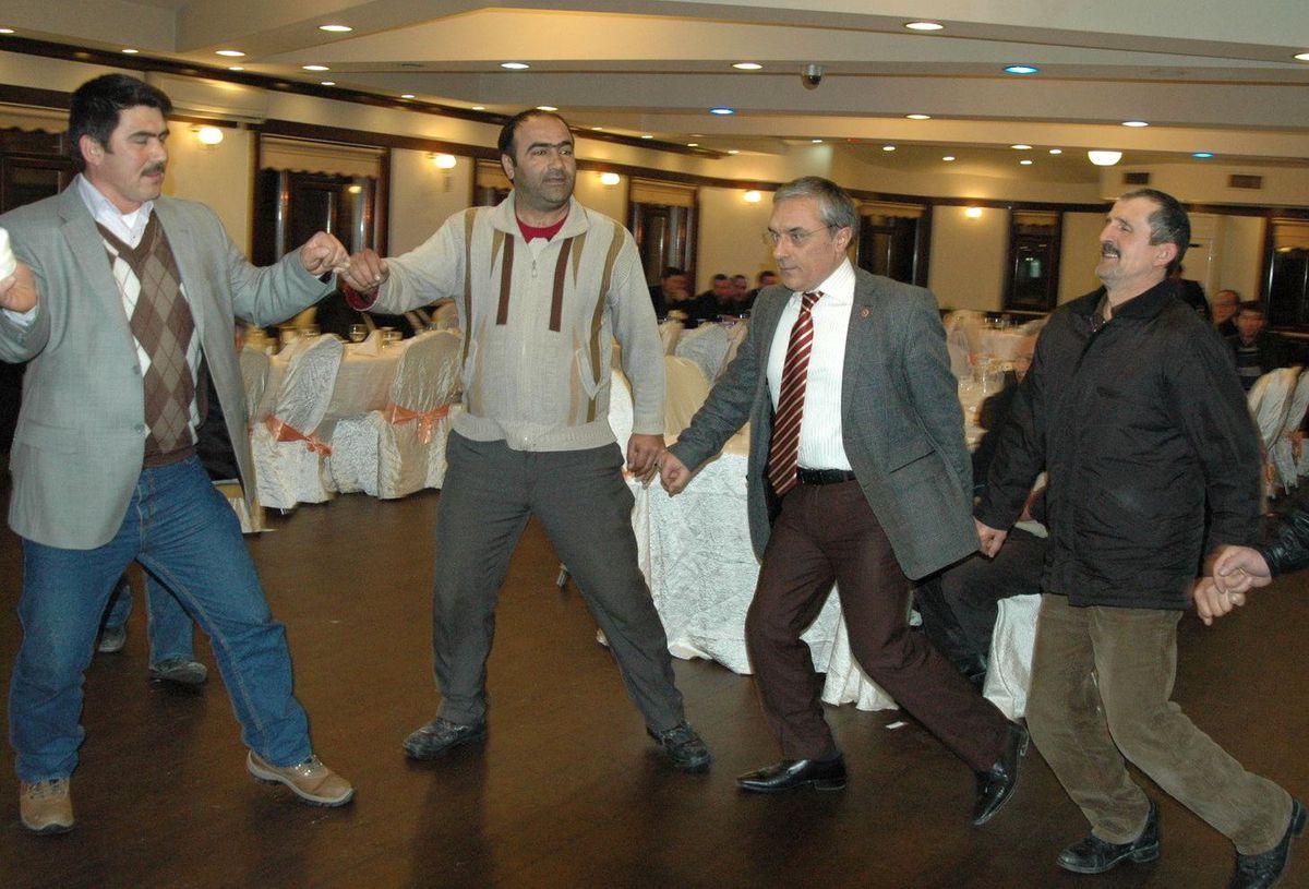 Önce İmza, Sonra Halay