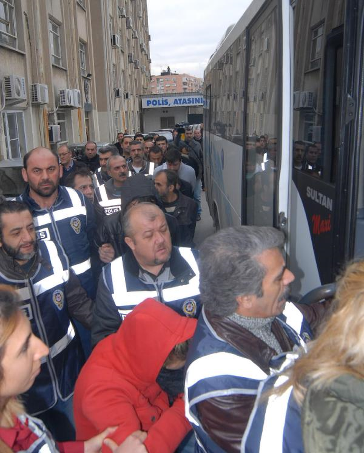 Oto Dolandırıcılık Şebekesine Darbe: 16 Gözaltı