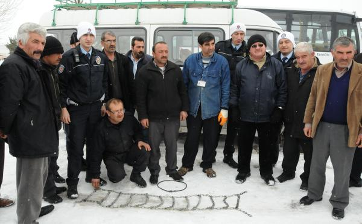 Polisten Şoförlere Zincir Takma Dersi