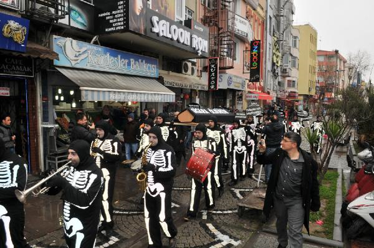 Sigarayı Bırakma Günü'nde İskeletler Yürüdü