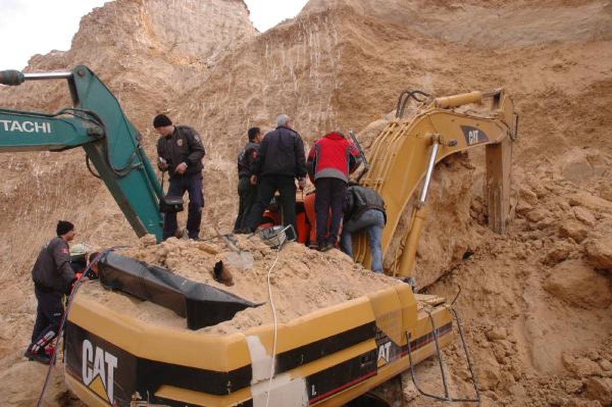 Taş Ocağında Göçük Altında Kalan İş Makinesi Operatörü Yaralandı