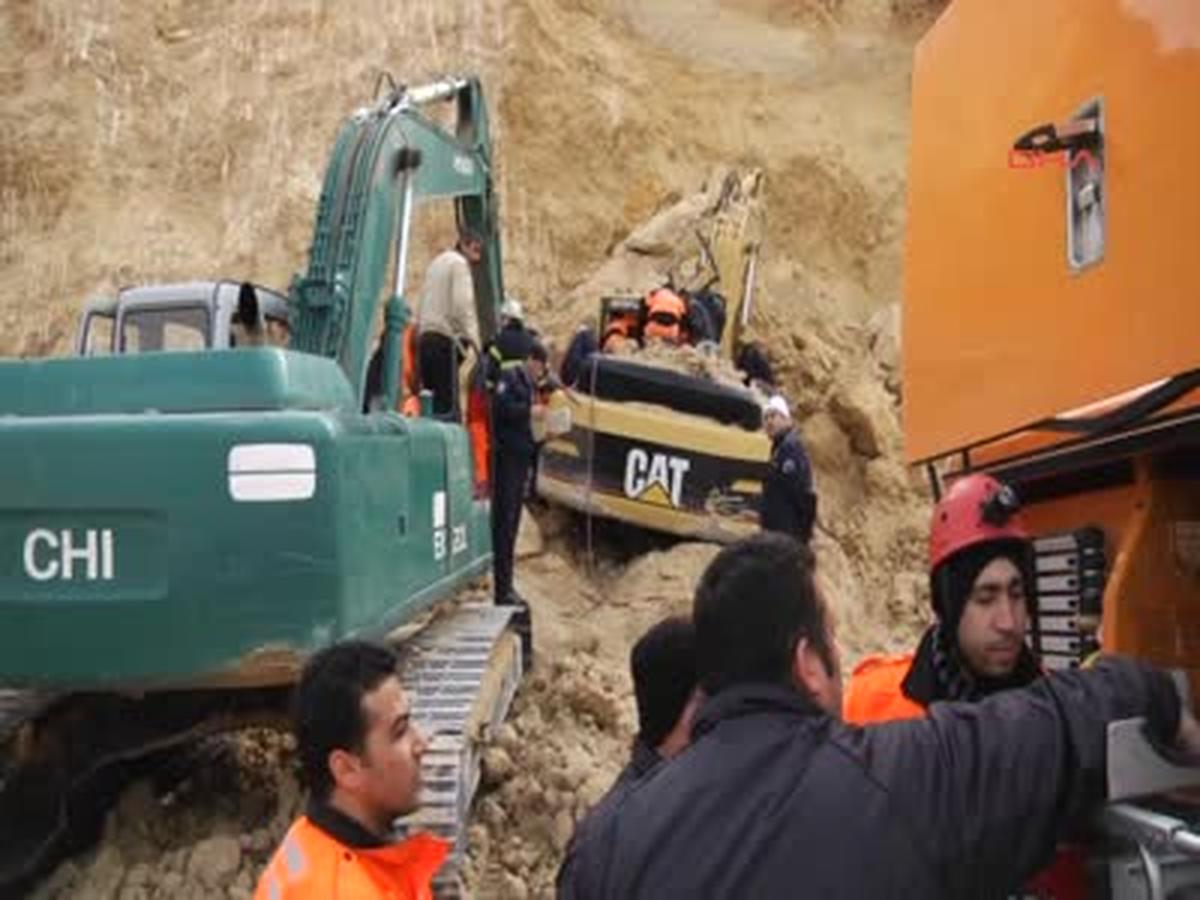 Taş Ocağında Göçük Altında Kalan İş Makinesi Operatörü Yaralandı