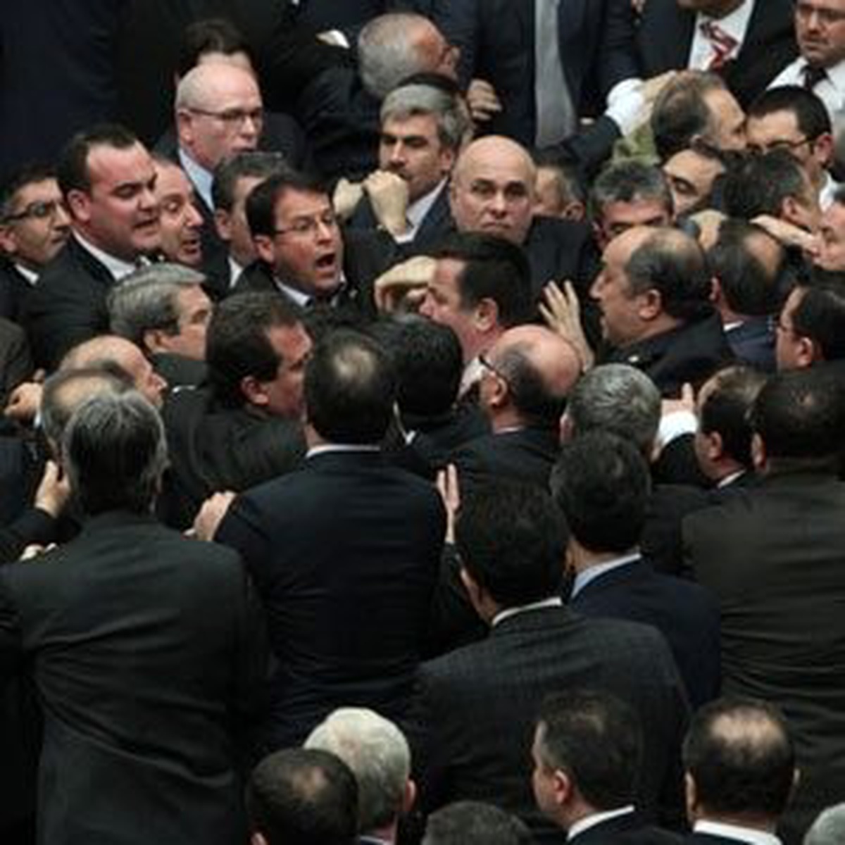 Tbmm\'de İçtüzük Gerginliği Sürüyor, Çiçek, Oturuma 4. Kez Ara Verdi