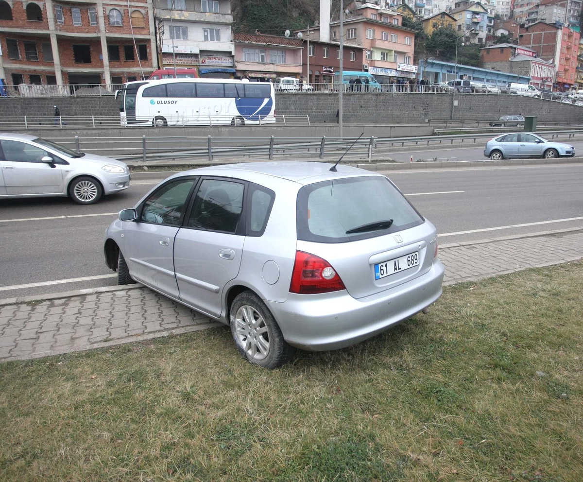 Trabzon'da Kar Yağışı Sonrası Kayganlaşan Yolda Kazalar Oldu