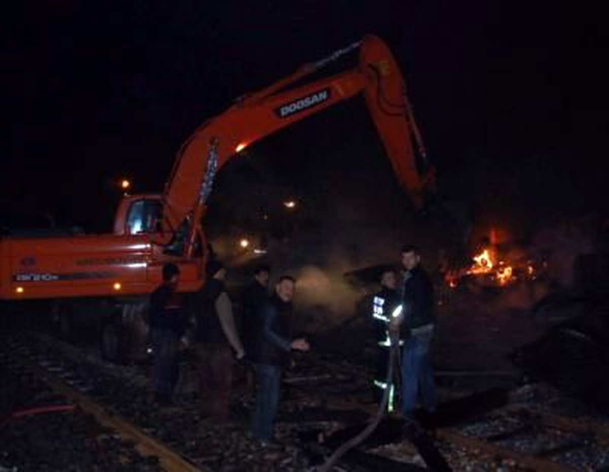 Tren Garı Bitişiğindeki Hangarda Korkutan Yangın (3)