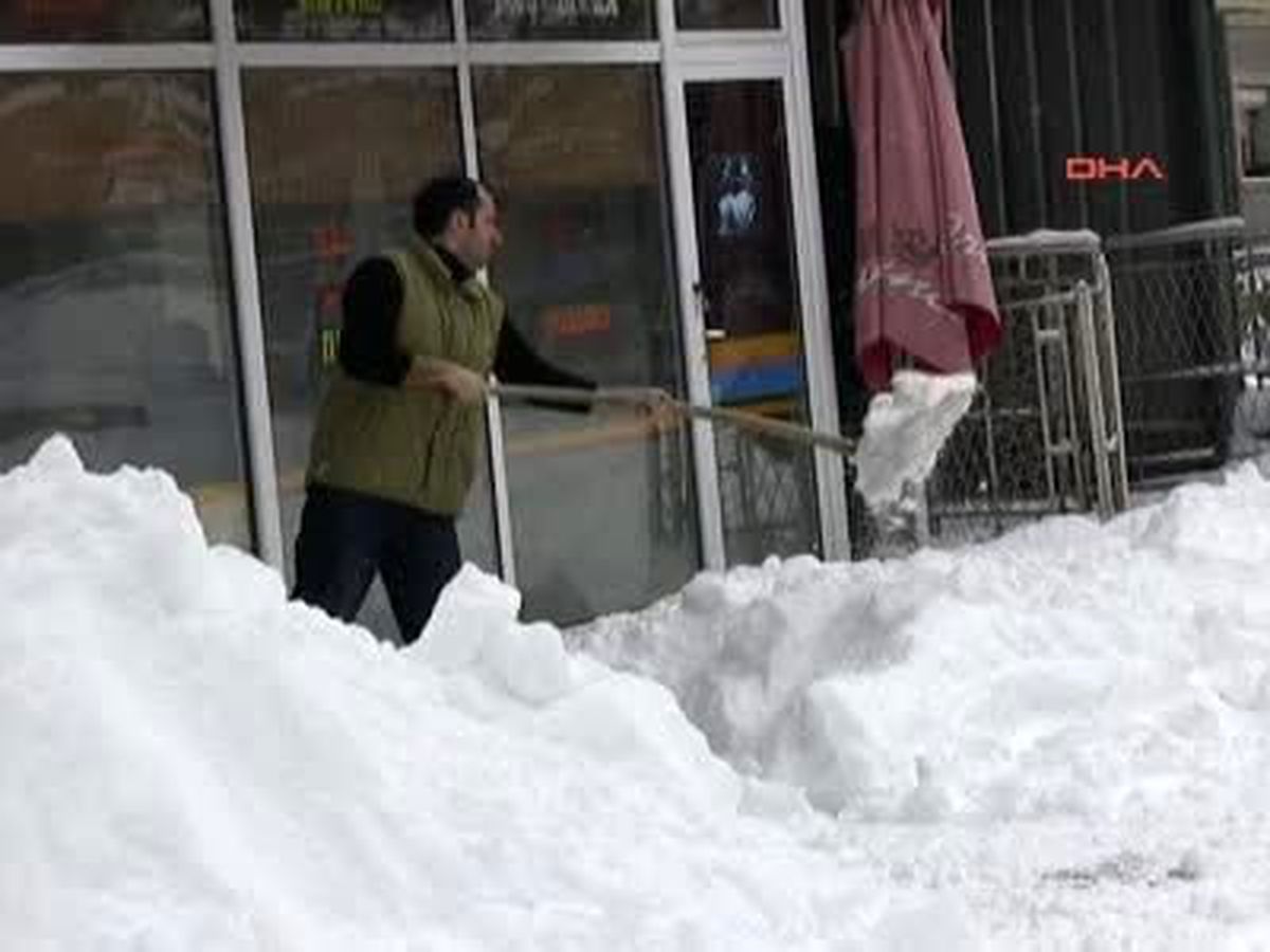 Yoğun Kar Makedonya'yı Esir Aldı