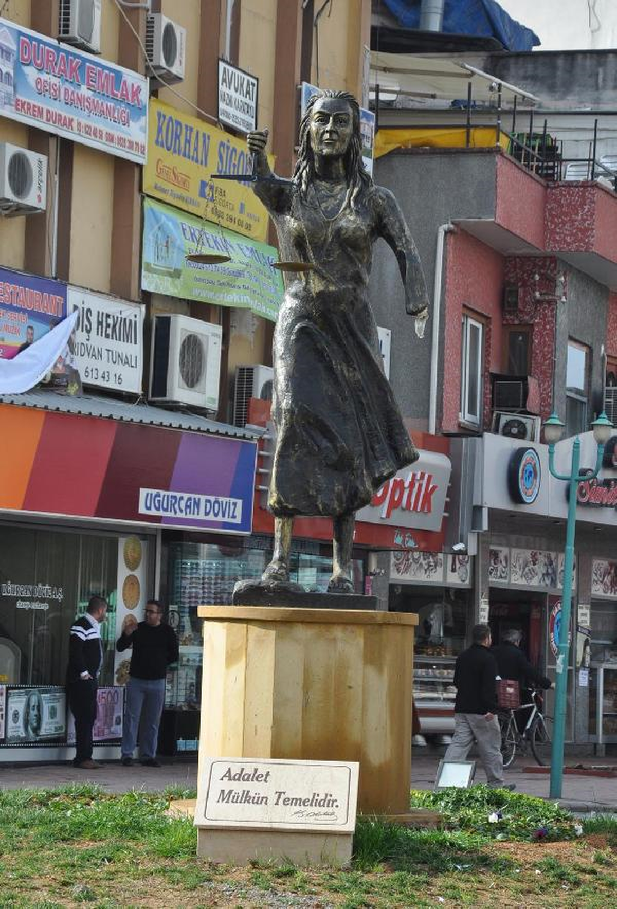 'Adalet' Heykelinin Kılıcı Çalındı