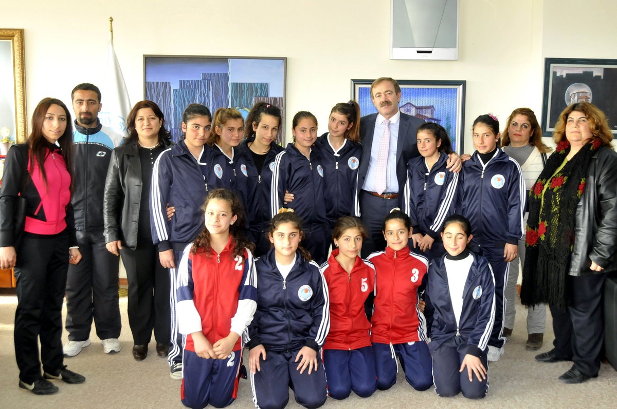 Akdeniz Belediyesi Voleybol Kız Takımı Kurdu