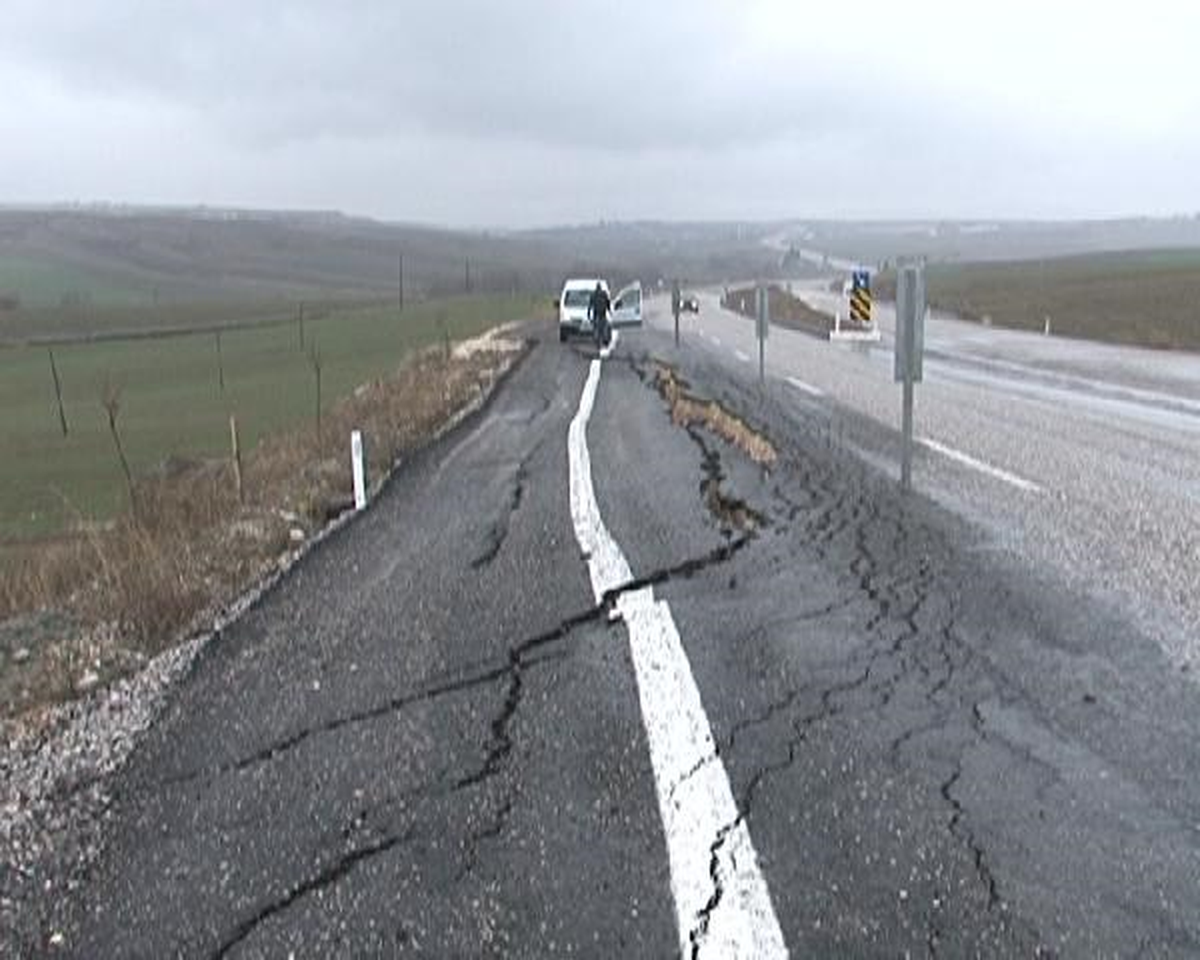 Aşırı Yağışlar Yolu Çökertti, Sürücüler Tepki Gösterdi