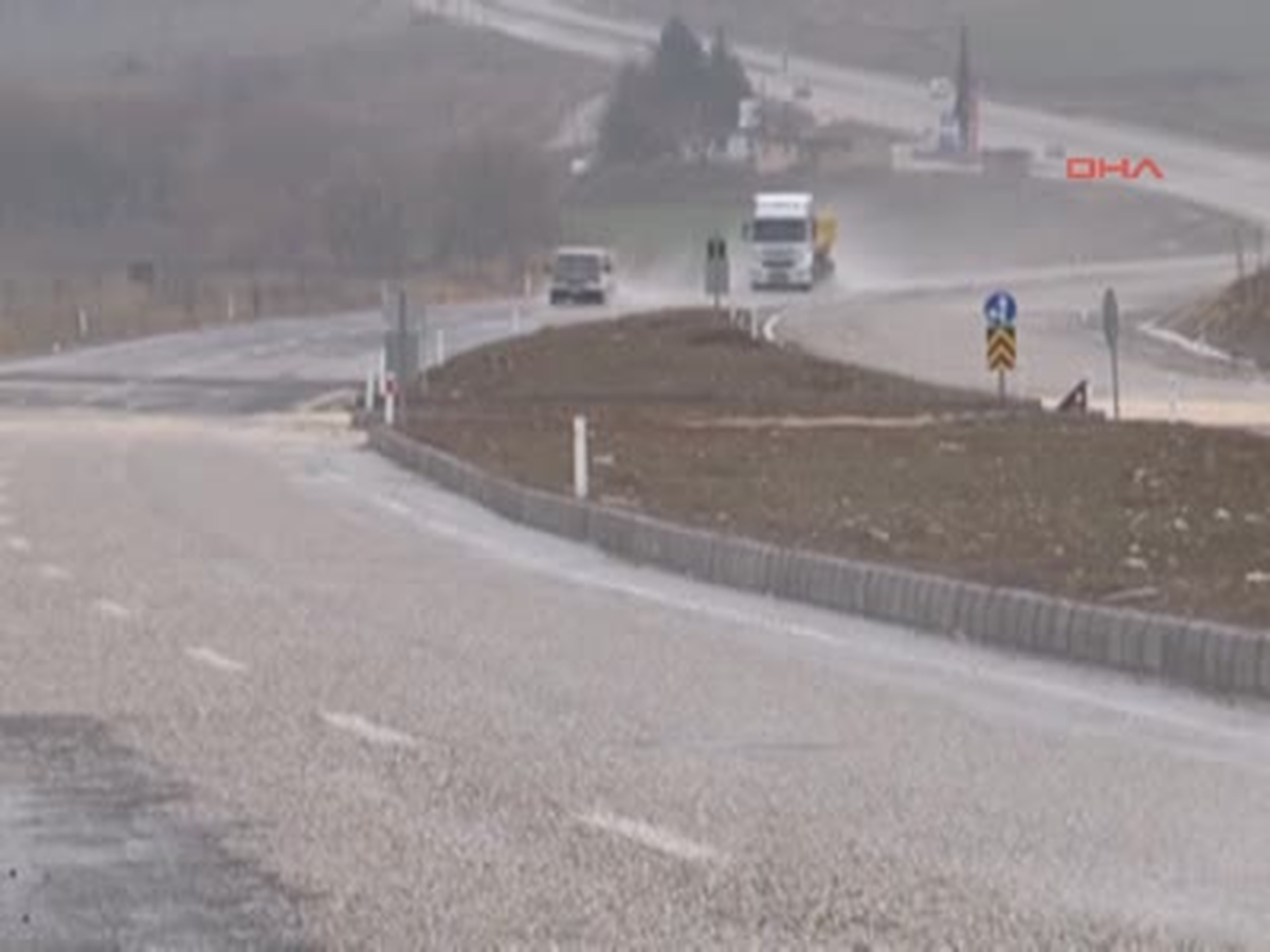 Aşırı Yağışlar Yolu Çökertti, Sürücüler Tepki Gösterdi