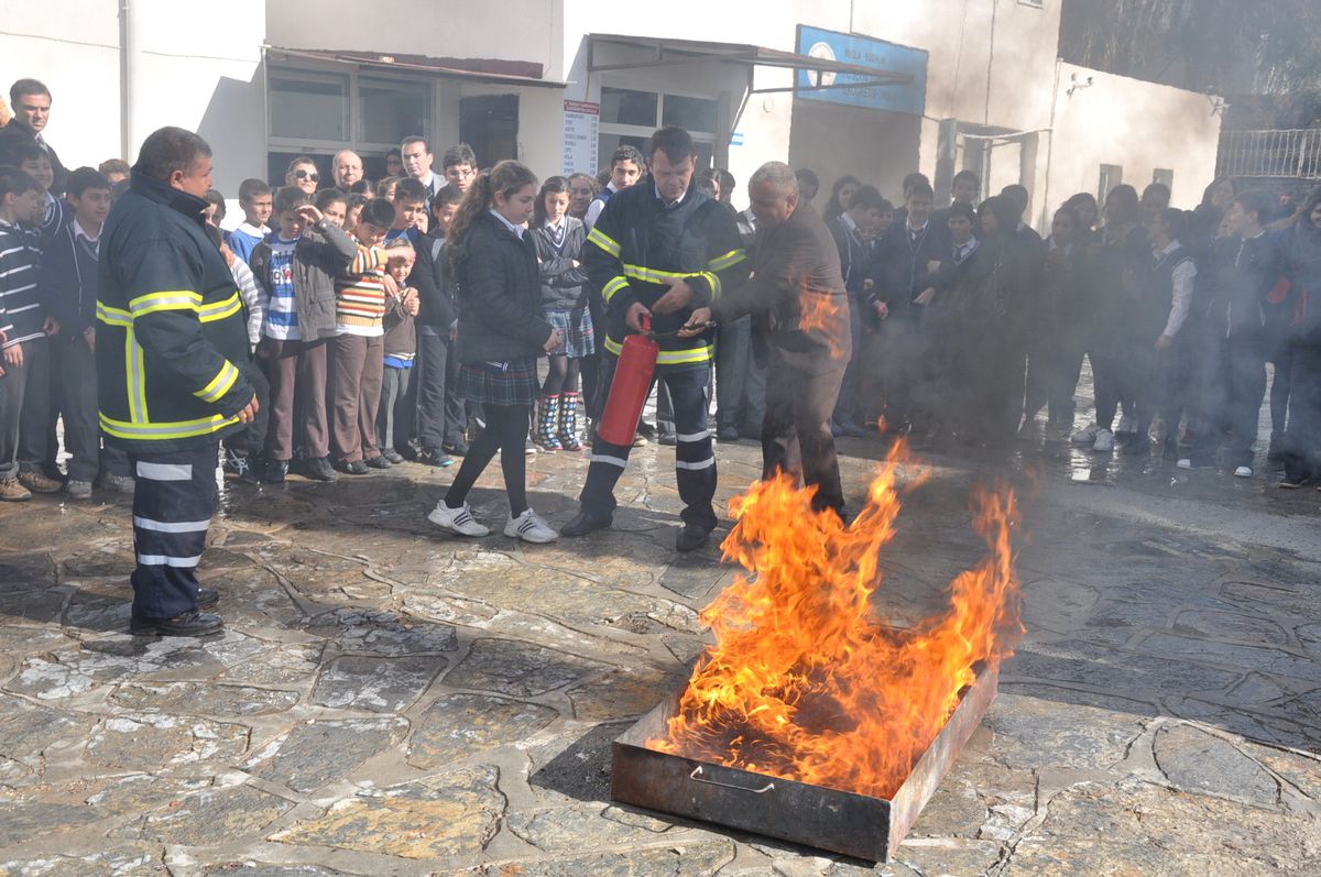 Bodrum İtfaiyesi Okullarda Eğitime Devam Ediyor