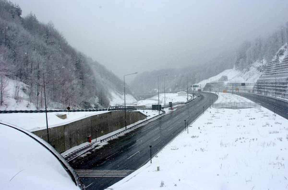 Bolu Dağı'nda Kar Yağışı Ulaşımı Yavaşlattı