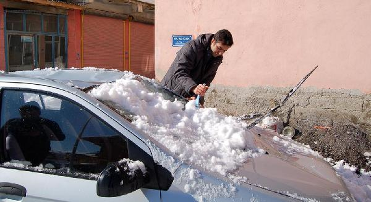 Çatıdan Düşen Kar Kütlesi Otomobili Kullanılmaz Hale Getirdi