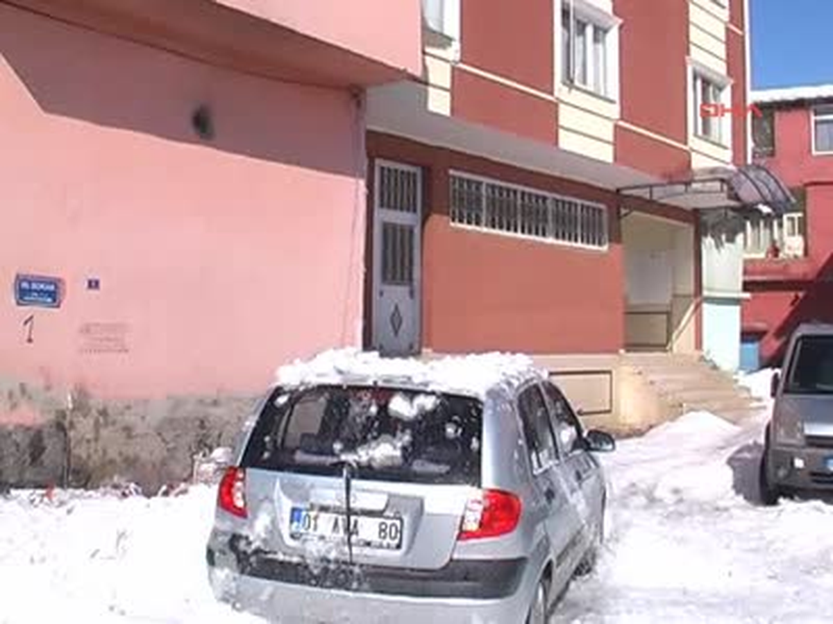 Çatıdan Düşen Kar Kütlesi Otomobili Kullanılmaz Hale Getirdi