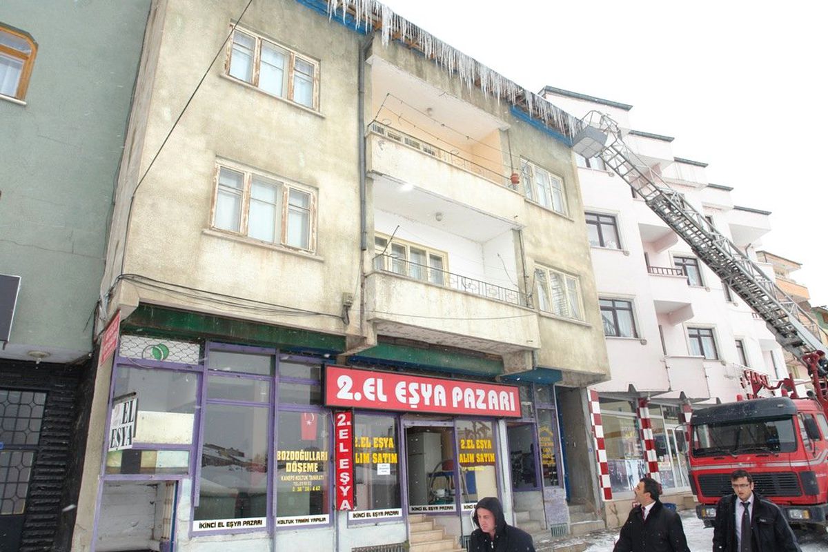 Çatılarda Sarkan Buzlar Korkutuyor