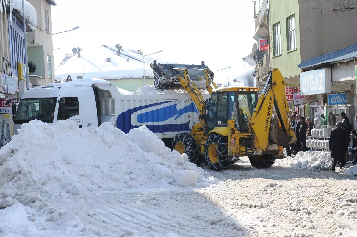 Çelikhan Belediyesi Karla Mücadeleye Ediyor