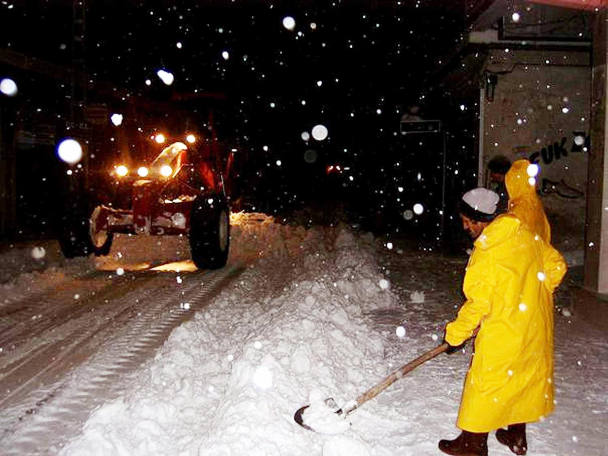Erciş Belediyesi'nden Karla Mücadelede Gece Mesaisi