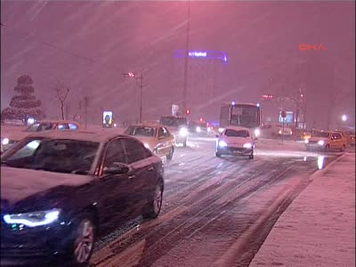 İstanbul'da Kar Yağışı Etkili Oluyor