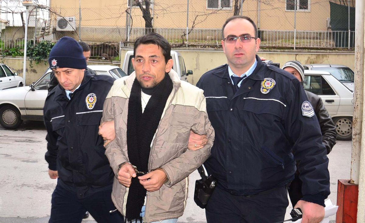 İzmir'de Karısını Bıçaklayan Şahıs Tutuklandı