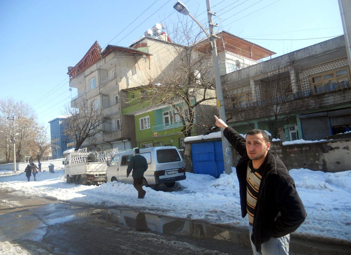 Kar Çatıyı Çökertti