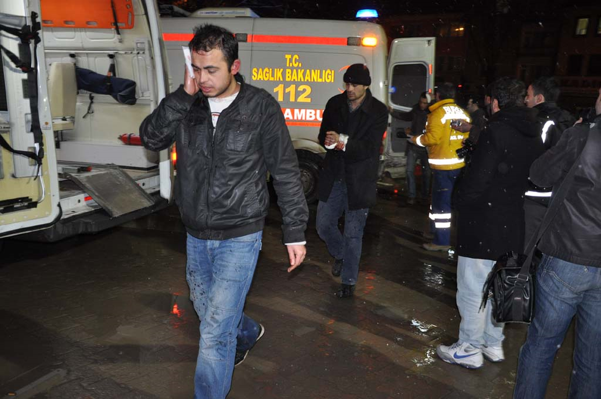 Kar Topu Kavgasında 3 Kişi Yaralandı