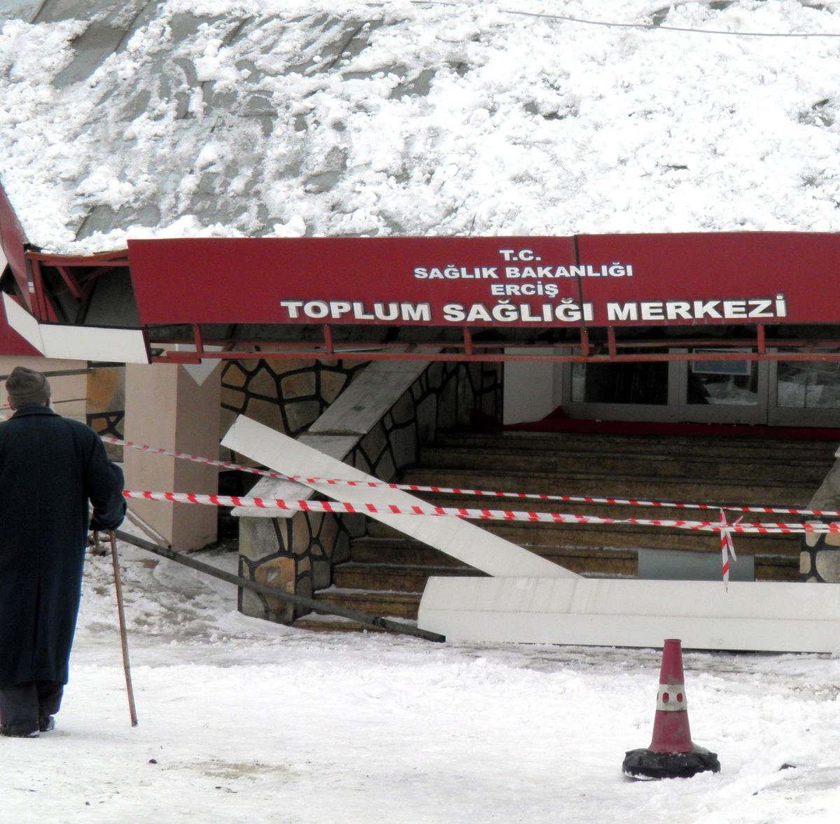 Kar Yağışı Tsm Girişini Çökertti