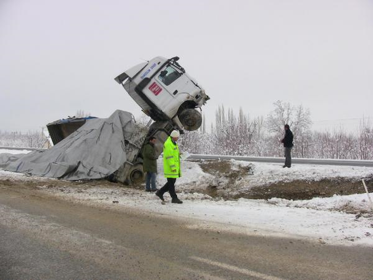 Kaza Yapan TIR Şaha Kalktı
