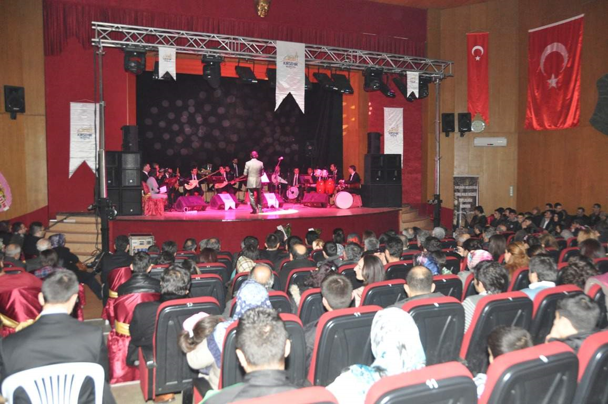Kırşehir Belediyesi Türk Halk Müziği Topluluğu İlk Konserini Verdi